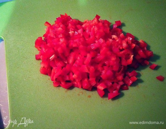 Следующим будет у нас болгарский перец его мы тоже мелко нарежем....