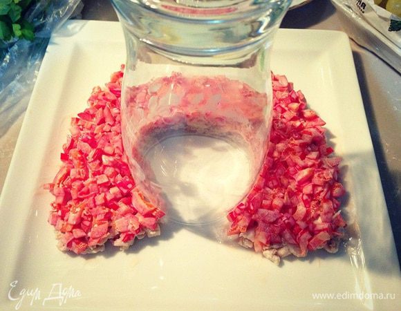 Нарезанный болгарский перец перемешаем с майонезом и выложим по верх слоя из курицы...