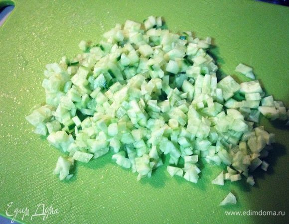 Свежий огурец почистим и мелко порубим...