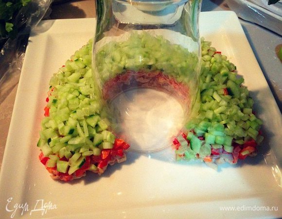 Порубленные огурцы смешать с ложкой майонеза....и выложить следующим слоем по верх перца...