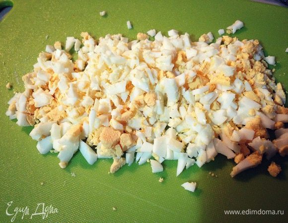 Мелко порубить яйца...