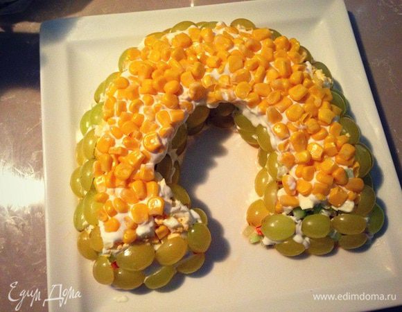 Верхний заключительный слой покроем кукурузой, бока нашего салата покроем половинками винограда....