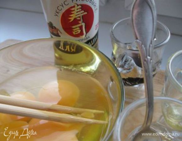 Приготовьте все необходимые ингредиенты, а так же сковороду прямоугольной формы (идеально) или круглой с антипригарным покрытием диаметром 24 - 26 см. У меня была сковорода большего диаметра (28 см), поэтому последний слой получился тонким. 