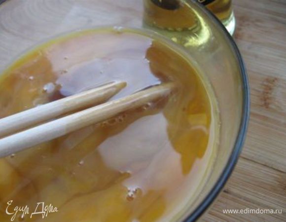 Отделить белок от желтка у одного яйца. Этот белок не понадобится. Разбить в миску оставшиеся 3 яйца и добавить 1 желток. Смешать яйца, желток, сахарный песок, рисовый уксус, соевый соус почти до однородной массы (желательно палочками, если их нет – воспользуйтесь вилкой), но не взбивать венчиком, а тем более миксером, насыщения массы воздухом быть не должно. 

