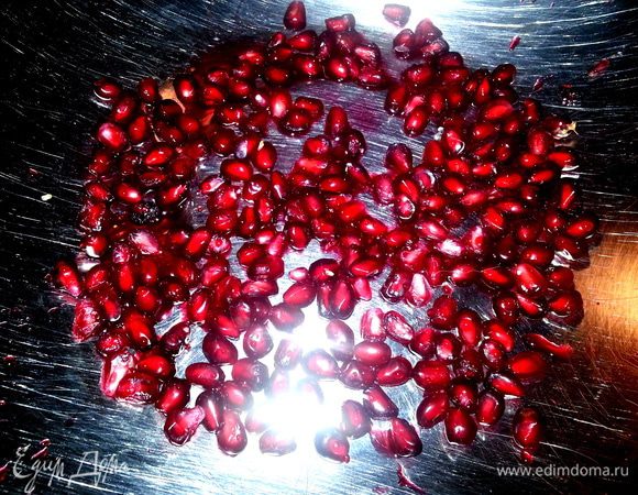 Высыпать в глубокую миску...