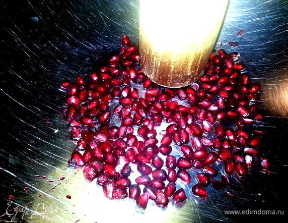 Слегка подавить толкушкой деревянной (осторожно! сок брызгает!).