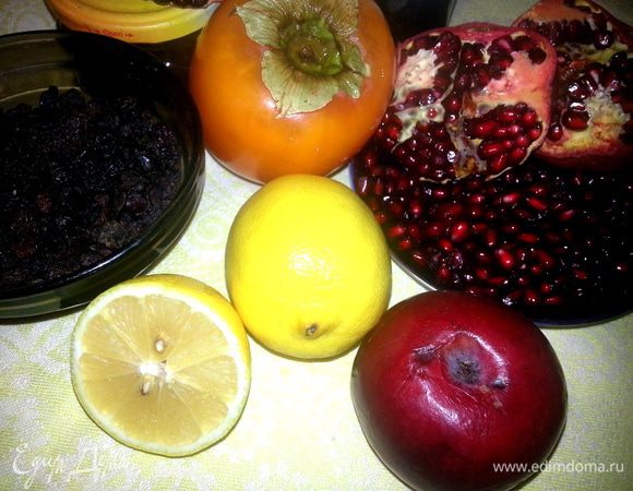 Лимон нарезать на кусочки.