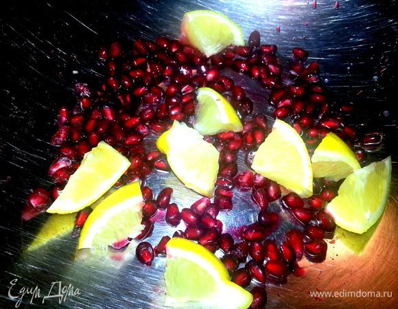 И тоже слегка выдавить в миску.