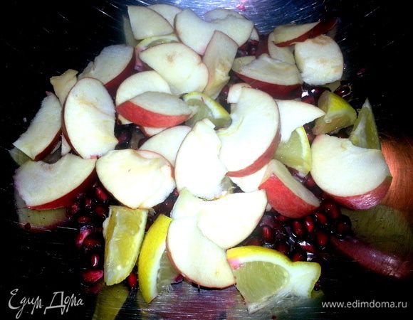 Небольшое яблоко нарезать на дольки.