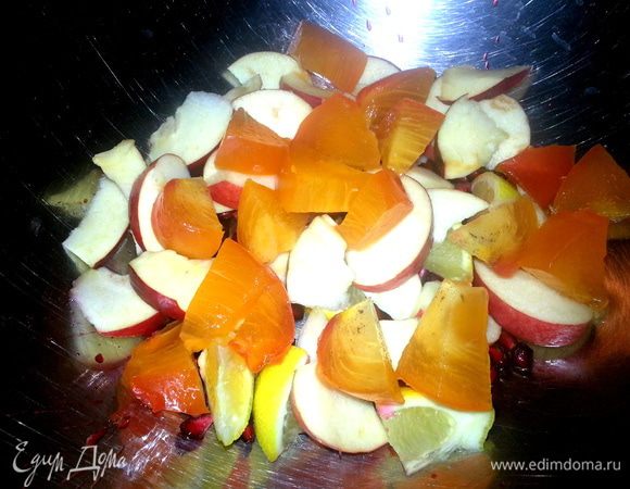 Хурму (обожаю!) тоже на кусочки...Берите переспелую,тогда она пропитается вином и....объеденье будет,хотя и так она объеденье)))