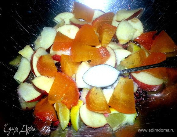 Далее нужно пересыпать фрукты сахаром,чтобы дали сок и убрать в холодильник на 1-2 часа....