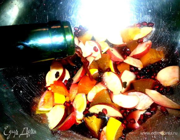 Далее вливаем вино....