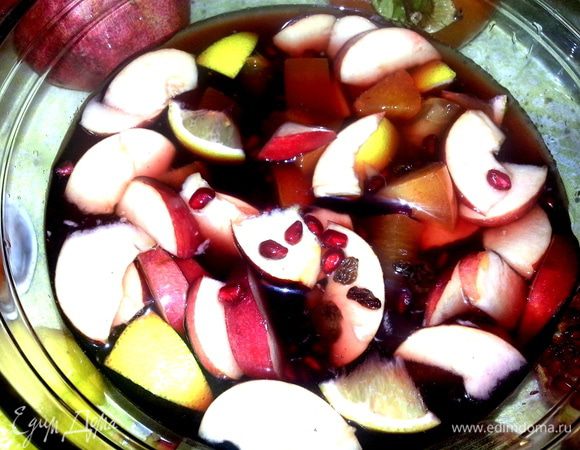 А перед самой подачей можно влить шампанское! Или минералку,если дело происходит после праздников))) 