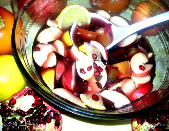 Во время застолья можно бросить в крюшон кубики льда. Приятных праздников!!!