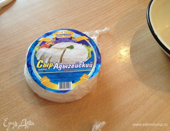 Сыр мелко растереть.