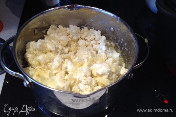 Сыр смешать с картошкой, немного добавить масла (примерно 50 г).