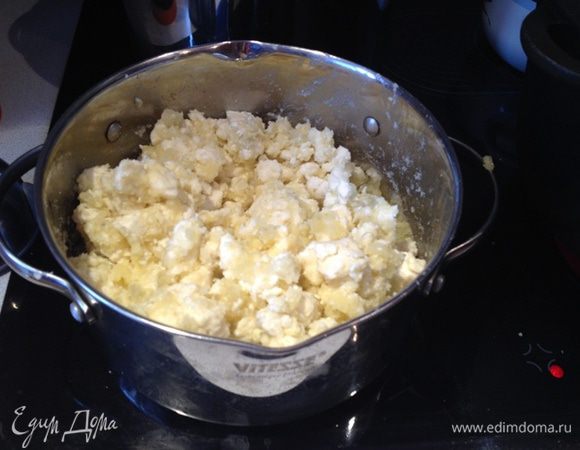 Сыр смешать с картошкой, немного добавить масла (примерно 50 г).