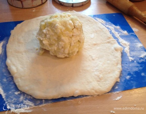 Раскатываем тесто. Из начинки делаем клубок. 