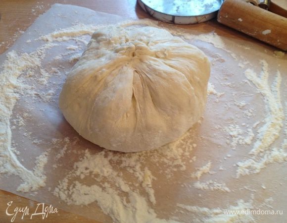 Кладем начинку и защипляем.