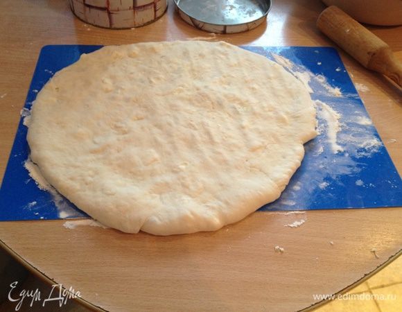 Снова раскатываем. Чем тоньше тем вкуснее. Духовку разогреваем до 250 градусов, потом убавляем до 180. Кладем на ГОРЯЧИЙ противень и выпекаем 15-20 минут, пока не зарумянится.