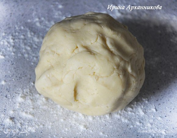 Замесить в комбайне тесто: смешать мягкое масло, сахар, ванилин, яйцо, имбирь, муку. Тесто должно скататься в мягкий шарик. В третью часть теста добавить какао и можно тоже перемешать в комбайне. Оба теста положить в холодильник на 1 час.