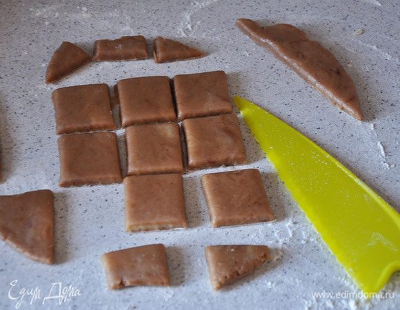 А из темного теста- нарезать квадраты.
