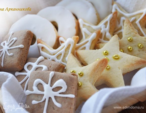 Глазурь: взбить белок, добавить пудру понемножку и еще взбить до густоты. Намазать на печенье и дать засохнуть около 1-2 часа (зависит от толщины слоя глазури)