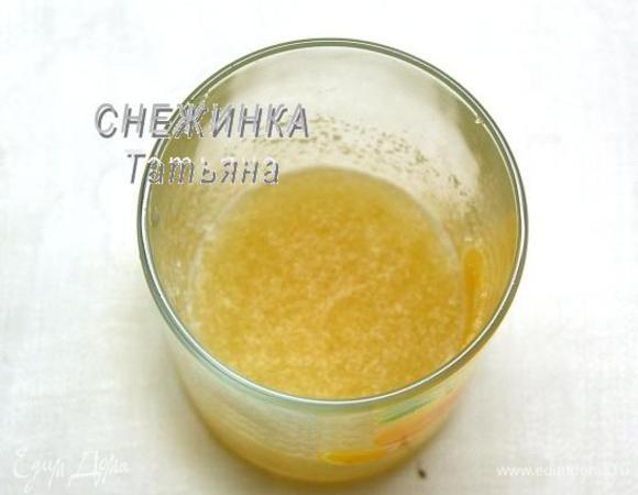 Приготовим нижний слой желе из шампанского. Отмеряем в кастрюльку 220 мл шампанского. Отливаем в стакан около 40 мл и разводим 10 г желатина. Оставляем его набухнуть.