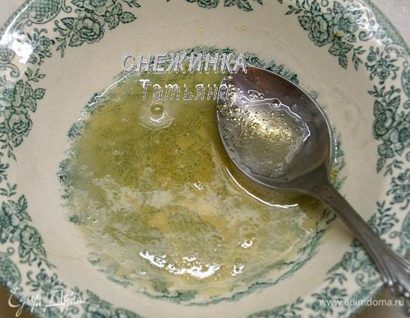 Желатин разогреваем на водяной бане, дожидаемся, чтобы он растаял, но не кипятим.