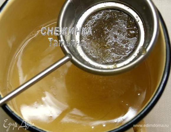 В шампанское в кастрюльке добавляем сахар. Ставим на огонь и, помешивая, прогреваем, чтобы растворился сахар и выпарился алкоголь, но до кипения не доводим. Затем через ситечко наливаем в него желатин, помешиваем, снимаем с огня.