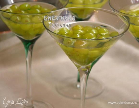 Даём остыть. Разливаем по бокалам с виноградом. Ставим в холод до застывания на 1,5-2 часа.