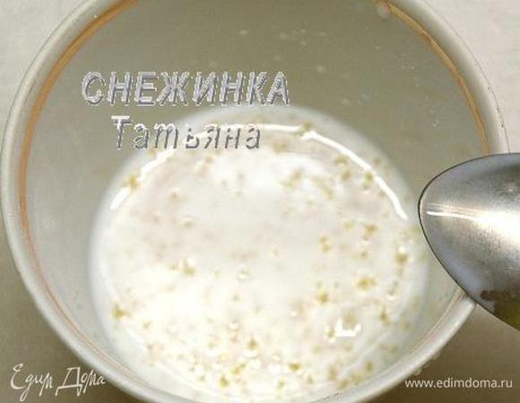 Для верхнего слоя желе в молоке разводим 10 г желатина, оставляем набухнуть.

