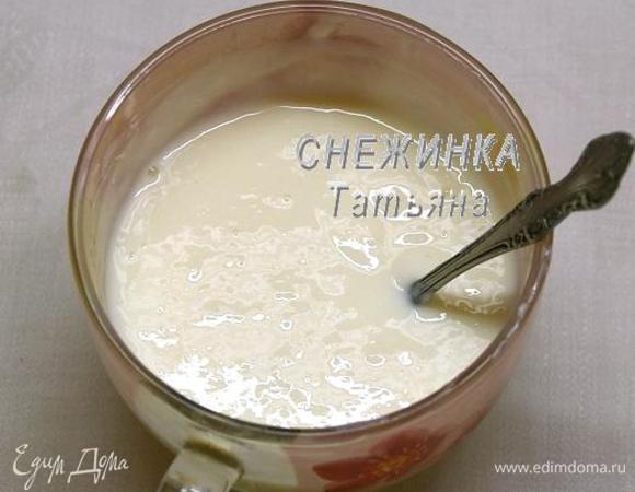 Йогурт смешиваем с сахарной пудрой, желатину даём растворится на водяной бане, остужаем, вводим в йогуртную массу, взбиваем.