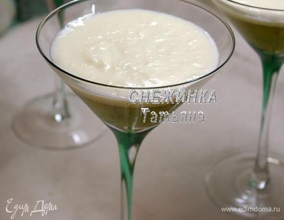 Когда первый слой застыл, разливаем йогуртный, разравниваем. Отправляем в холод до полного застывания.