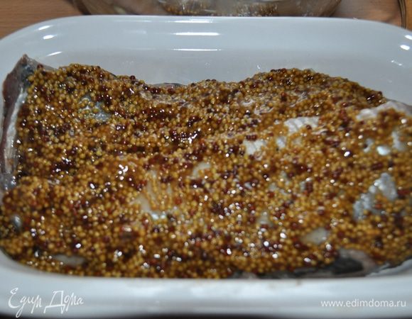 Сельдь очистить от головы, кожи, внутренностей, удалить кости, разелать на филе.

Репчатый лук очистить.

2 головки нарезать толстыми полукольцами.

На дно подходящей посуды выложить ровным слоем половину нарезанного лука, сверху разложить подготовленное филе сельди.

Намазать сельдь сверху зернистой горчицей, стараясь закрыть всю поверхностью.