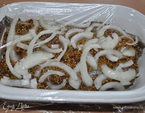 Поверх горчицы распределить оставшуюся половину нарезанного лука.

Приготовить заправку:

смешать лимонный сок (уксус)и 2 ст.ложки растительного масла

Полученной заправкой залить сельдь с луком,

закрыть лоток с сельдью пищевой плёнкой и поставить в холодильник на час мариноваться.