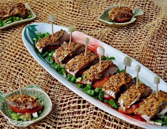 Замаринованное филе сельди аккуратно освободить от лука,

сохранив при этом горчичный слой 

и нарезать сельдь кусочками по размеру яблочных долек.

На каждую дольку яблока положить не много обжаренного лука,

сверху кусочек сельди.

Скрепить получившиеся канапе шпажкой, 

зелёный лук мелко нашинковать.

На "под ложку" из зелёного лука выложить сельдь с яблоками.

Приятного аппетита!