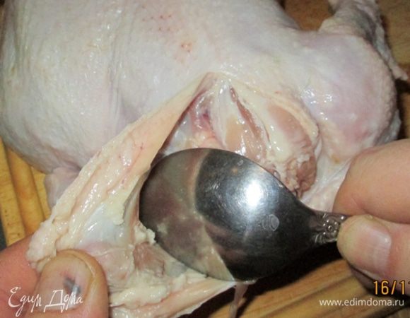 Курочку (цыпленка-бройлера) лучше купить такую, которая не подвергалась заморозке.
Аккуратно вытащить ее из шкурки, стараясь не повредить шкурку. 
Сначала отрезаем крылья. Начинаем с шейной части. Берем большую ложку и просовываем между шкурой и мясом. 