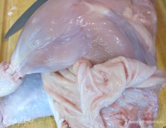 В некоторых местах можно помочь себе ножом, где-то использовать ручку ложки. Когда почти вся шкура будет отделена от мяса, снять шкуру с ножек, как чулок.