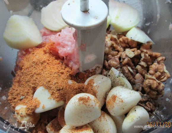 Мясо отделить от костей, пробить в кухонном комбайне.
Затем добавить орехи, лук, чеснок, перец, специи. Еще раз перемолоть.