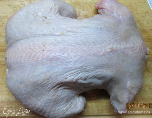 Полученным фаршем начинить шкурку, зашить отверстие.
Духовку разогреть до 200 град. Натереть шкурку солью и перцем, положить на смазанный маслом противень и отправить в духовку.
