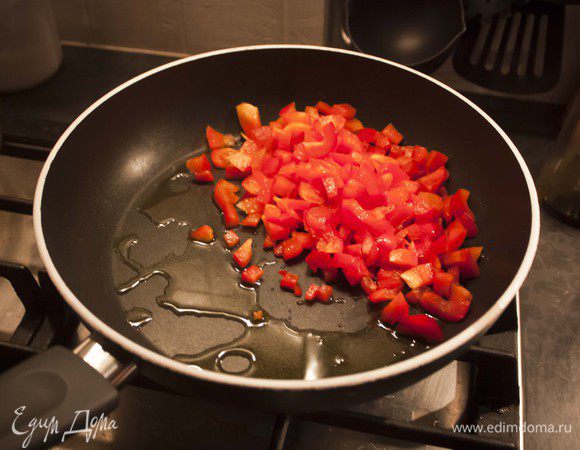 обжарьте на оливковом масле мелко порезанный болгарский перец 