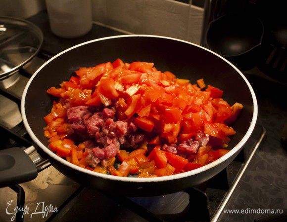 добавьте в сковороду мелко порубленную говядину и помидоры