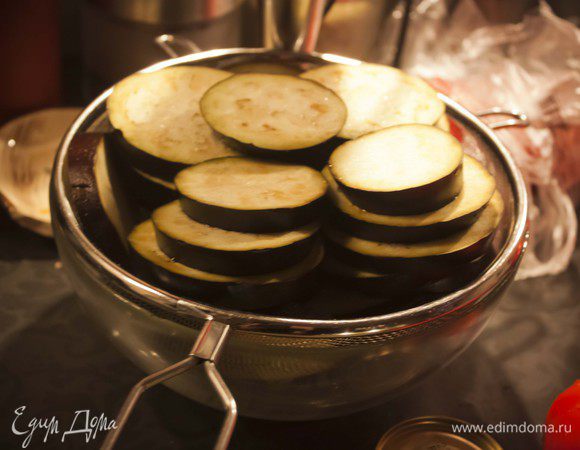 порежьте тонкими кругляшками баклажаны, обильно посолите, и оставьте на 15 минут, пусть горечь стечет. затем обжарьте с обеих сторон в оливковом масле