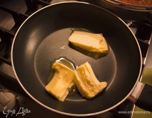 готовим соус "Бешамель" - растопите сливочное масло