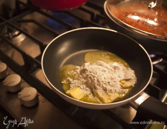 немного обжарьте муку в масле