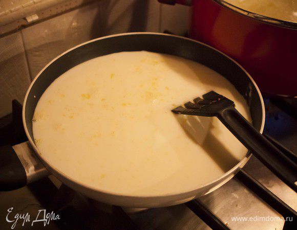 добавьте молоко, доведите до кипения, постоянно помешивая, и варите до загустения соуса. выключите огонь, посолите и вбейте 2 яйца.