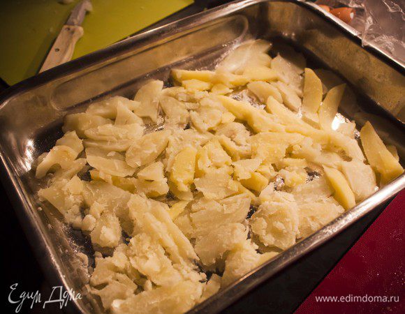 на противень выложите первым слоем порезанный картофель