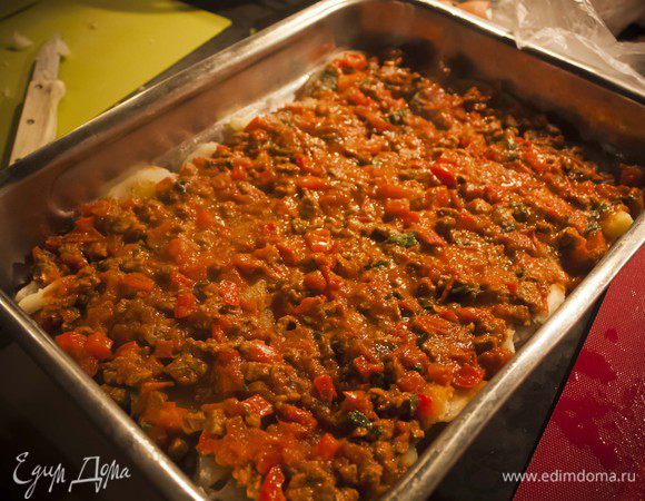 поверх картофеля - соус из мяса и овощей