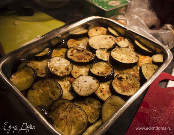 поверх соуса из мяса и овощей - слой баклажанов